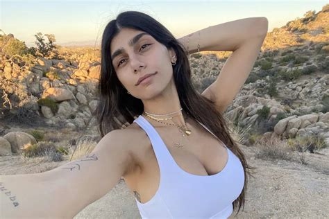 does mia khalifa post nudes on onlyfans nude