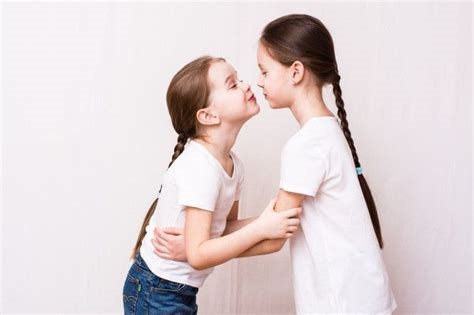 duas meninas se beijando nude