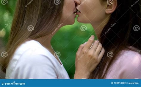 duas meninas se beijando nude