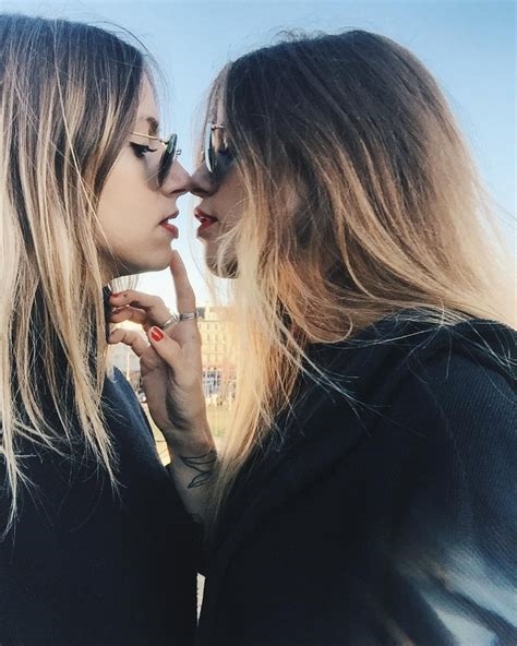duas mulher pelada se beijando nude