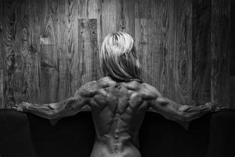 female bodybuilder flex nude