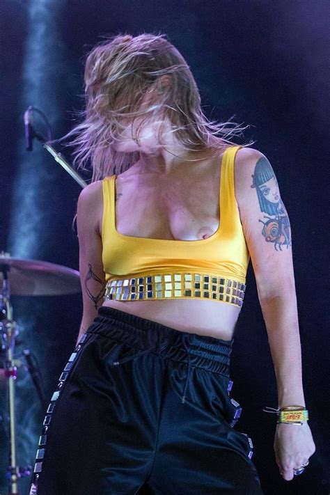 flash tits on stage nude