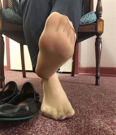 flat feet fetish nude