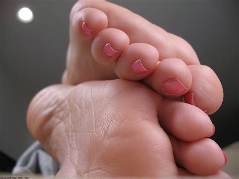 gisntess feet nude