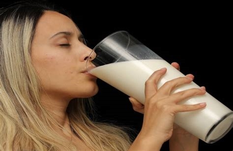 gostosa bebendo leite nude