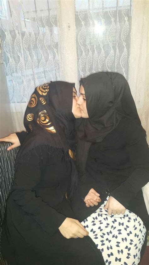 hijab kissing nude