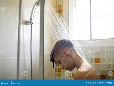hombre duchandose nude