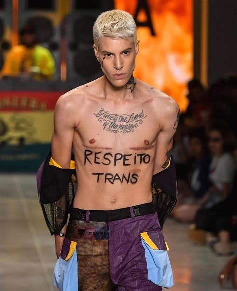 homem trans gozando nude