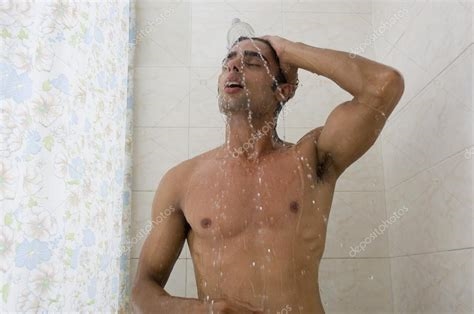 homens tomando banho nus nude