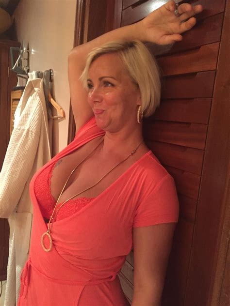 hot mature cleavage nude