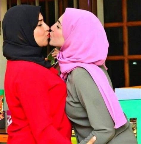kiss hijab nude