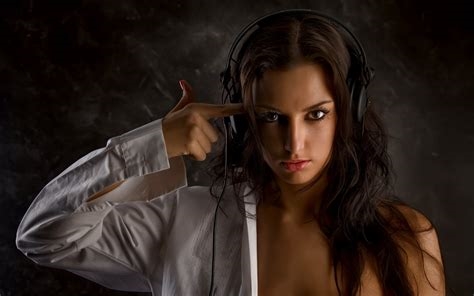 lady.with.headphones nude nude