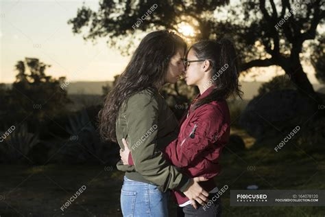 lesbains kissing hot nude