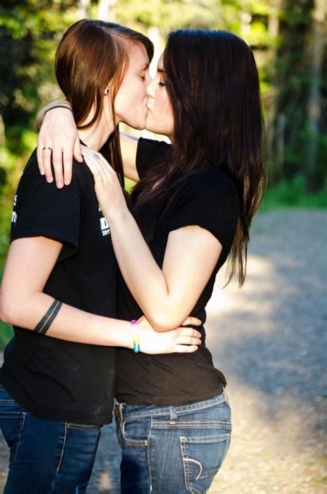 lesbian kiss lick nude