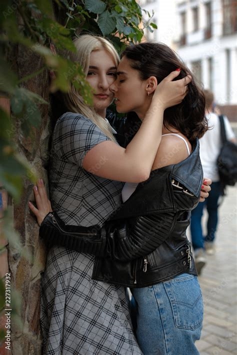 lesbian kissing nude