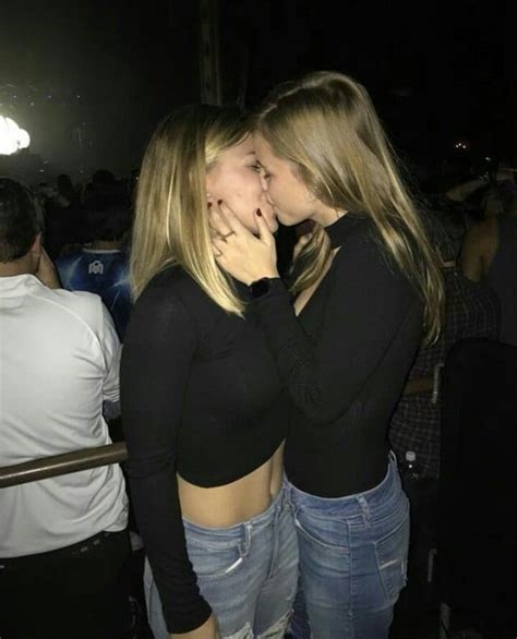 lesbian kissing amateur nude