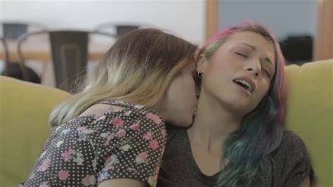 lesbian neck kissing porn nude