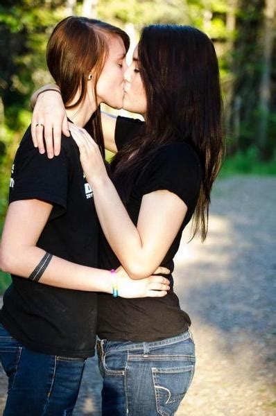 lesbians kissing x nude