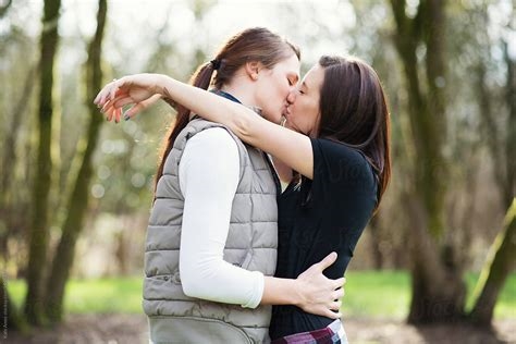 lesbians kissing x nude