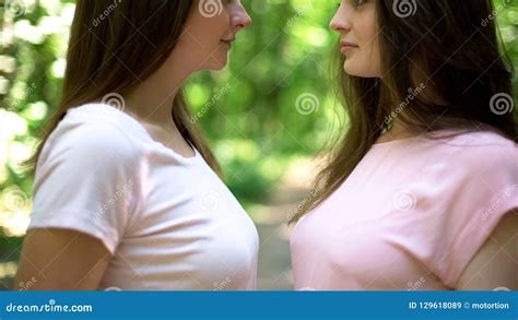 lesbians passionately kiss nude