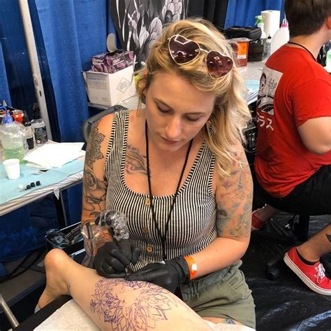 lola.lynn tattoo artist nude