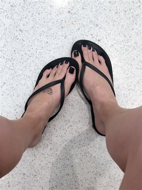 maroe's toes nude