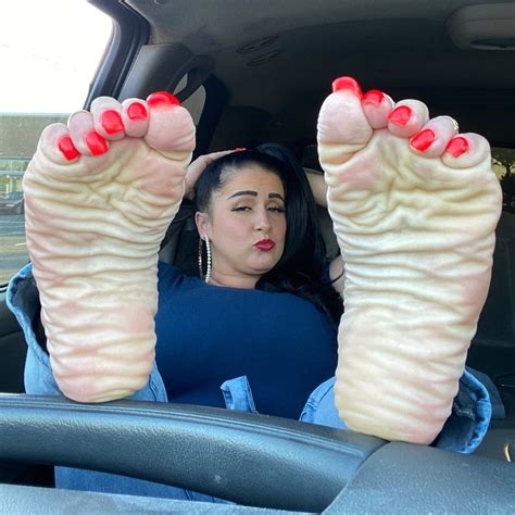 mature feet soles nude