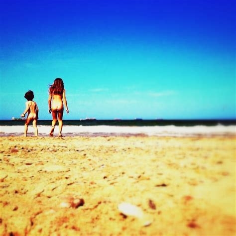 menina na praia pelada nude