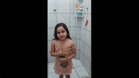 meninas tomando banho de calcinha nude