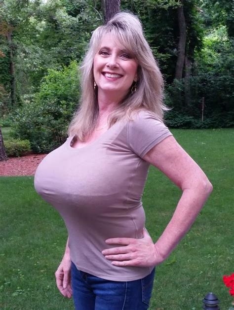 mom showing big boobs nude