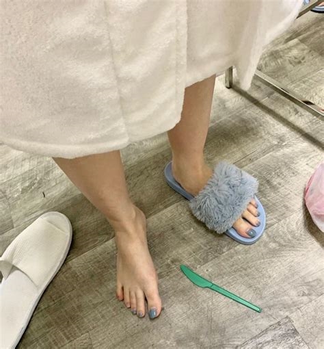 momo feet nude