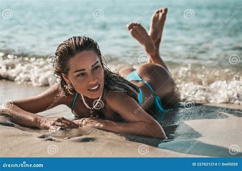 mujeres en tangas en la playa nude