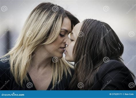 mulher beijando a outra nude
