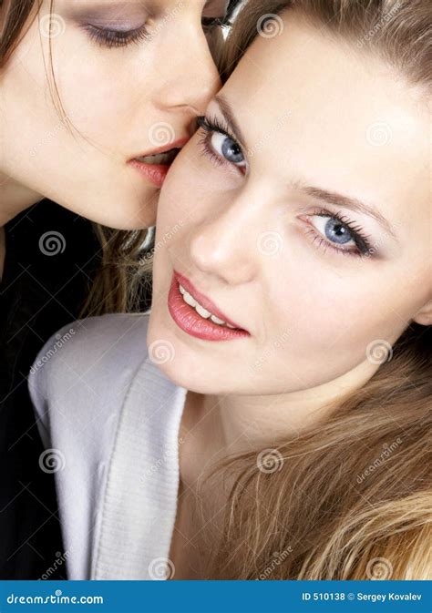 mulher beijando na boca de mulher nude