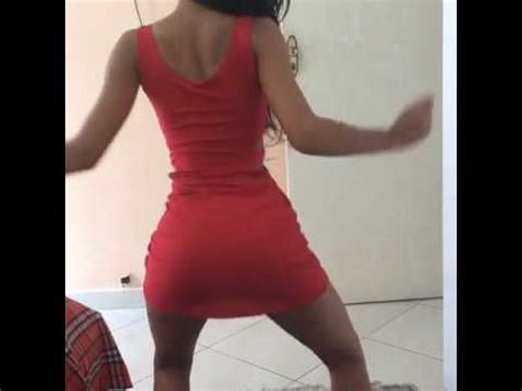 mulher dançando sem casinha nude