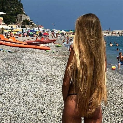 mulher loira na praia nude