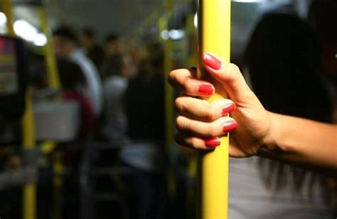 mulher se masturba no ônibus nude