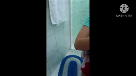 mulher se masturba no banho nude