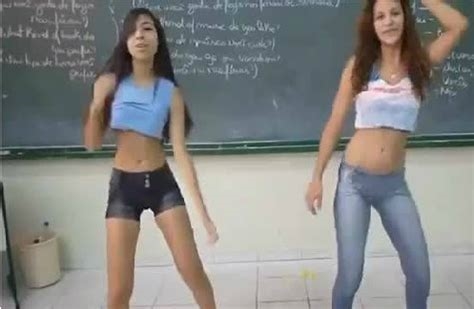 novinha dançando funk na escola nude