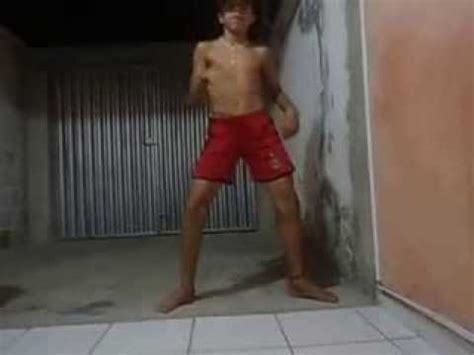 novinho dançando de pau duro nude