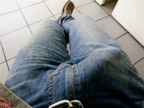 pau duro na calça jeans nude