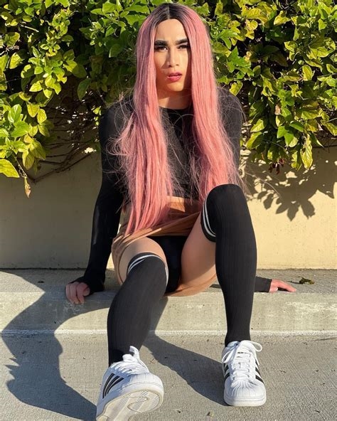 pink haired trap nude