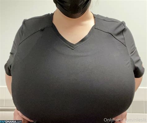 rileslit boobs nude