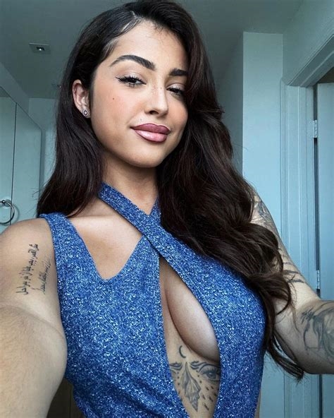 sexy cleavage selfies nude