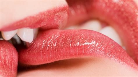 sexy lip kiss nude