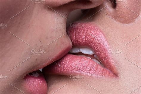 sexy lip kiss nude