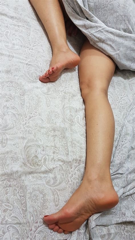 sleeping woman feet nude