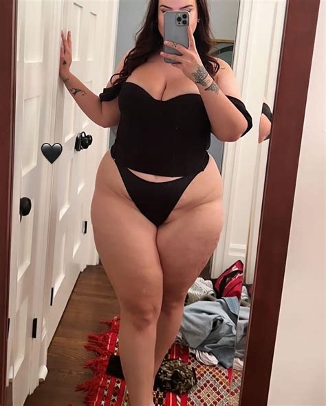 thic and curvy nude