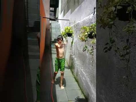 tomando banho no quintal nude