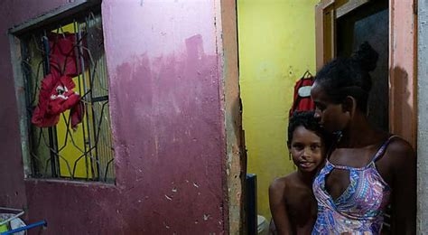 vazou na favela nude